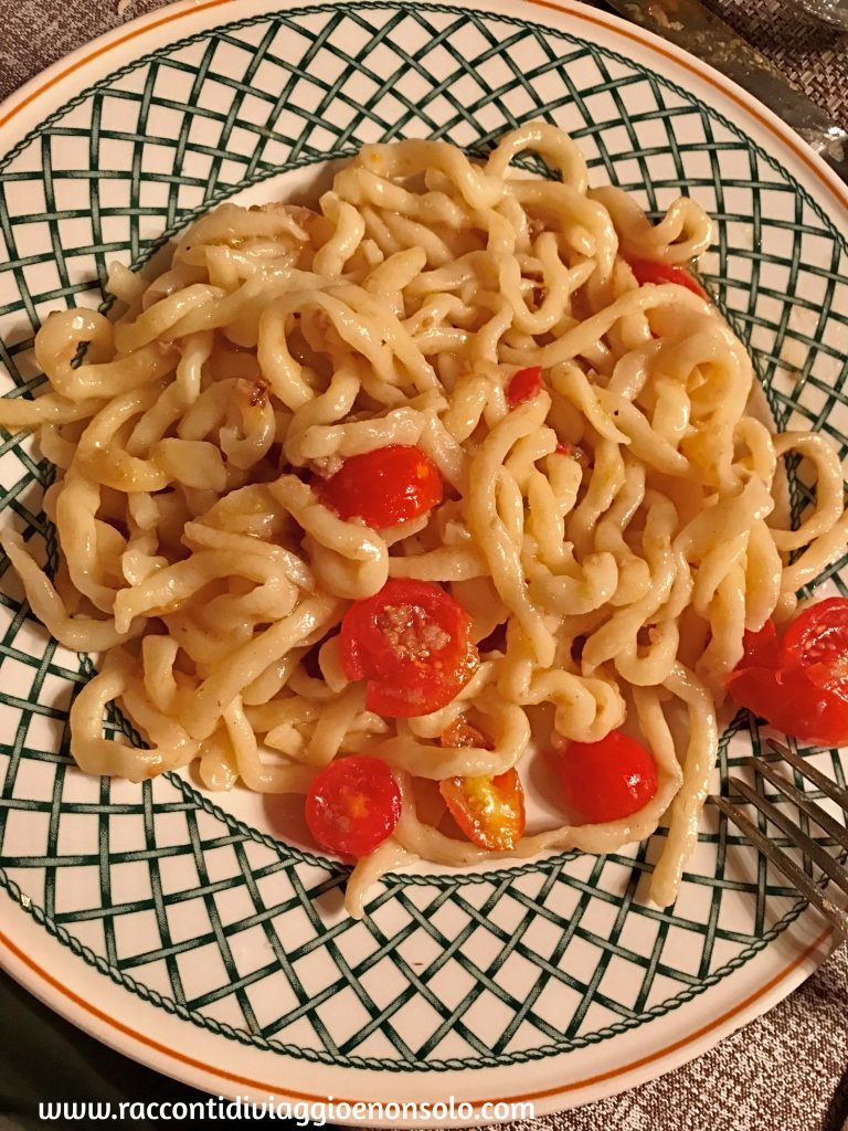 Pici con pomodoro e salsiccia