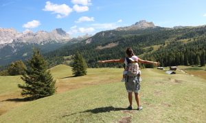 Mamma in viaggio: cosa non può mai mancare nella tua borsa