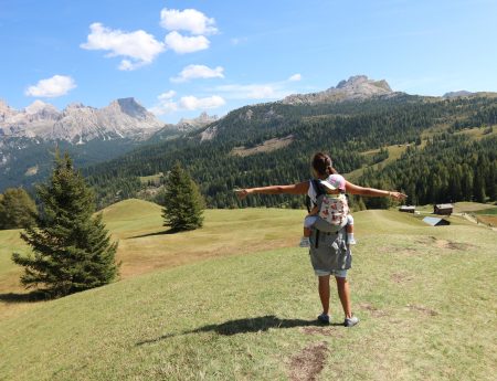 Mamma in viaggio: cosa non può mai mancare nella tua borsa